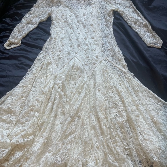 STUNNING Antique white lace and pearl wedding gown. - Picture 3 of 7